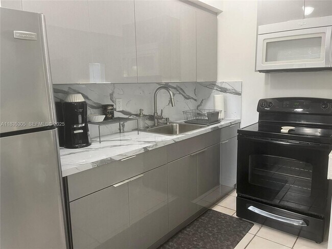 Building Photo - 1040 SW 28th St