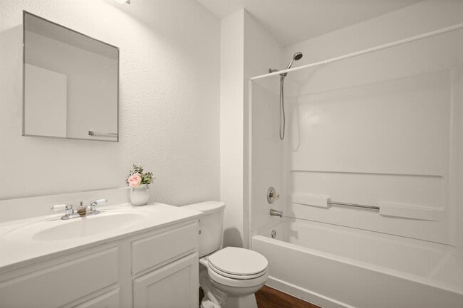 Building Photo - 410 Woodford Dr