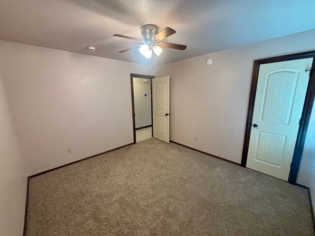 Building Photo - Wonderful 3 Bed 2 Bath Home in Yukon