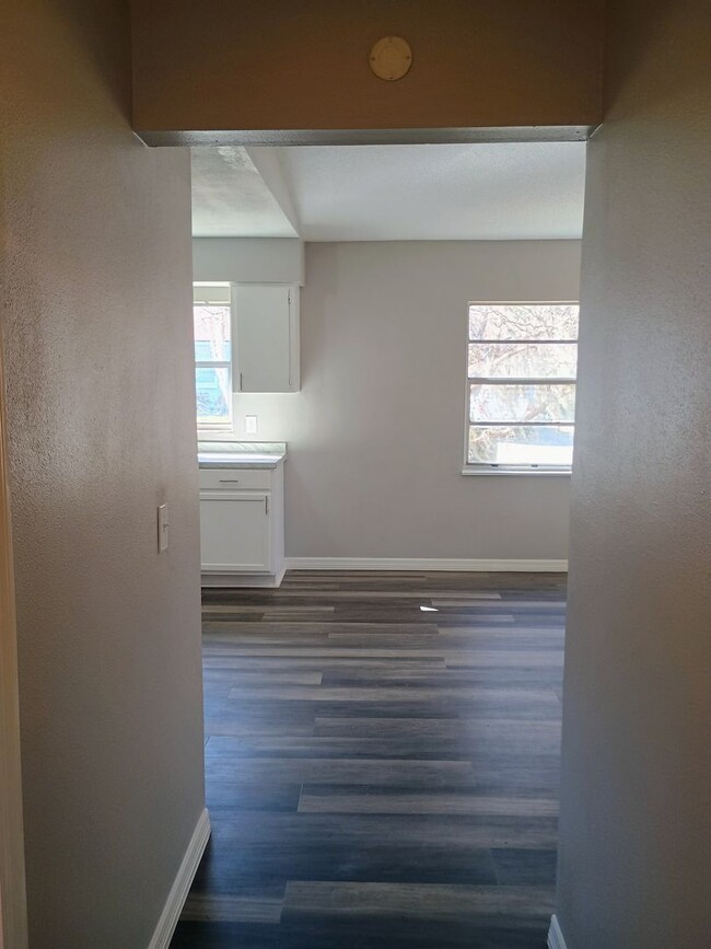 Building Photo - Adorable 2 bedroom 2 bathroom Duplex! Comp...