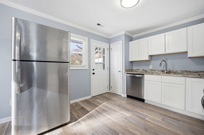 Building Photo - 723 Woodfin Rd