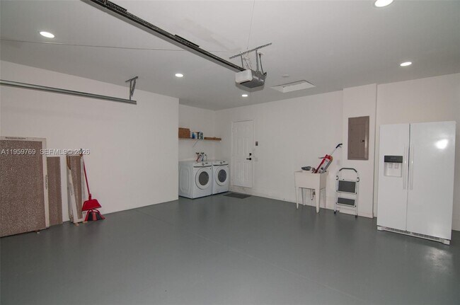 Building Photo - 4420 Dogwood Cir