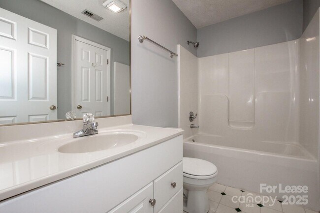 Building Photo - 408 Lytton St