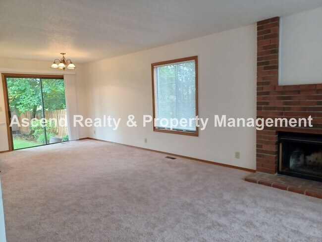 Building Photo - Ready Immediately Summer Lake 3 Bed on Corner Lot, Fenced Yard, Primary Bed on Main Level 1 Small...