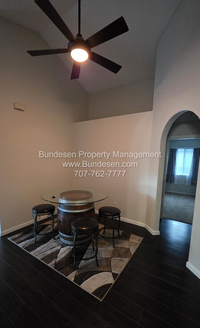 Building Photo - Charming and spacious 3 bedroom, 2 bath si...