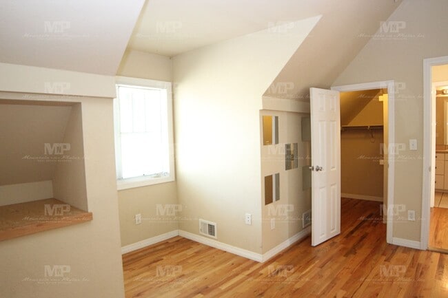 Building Photo - 320 W Laurel St