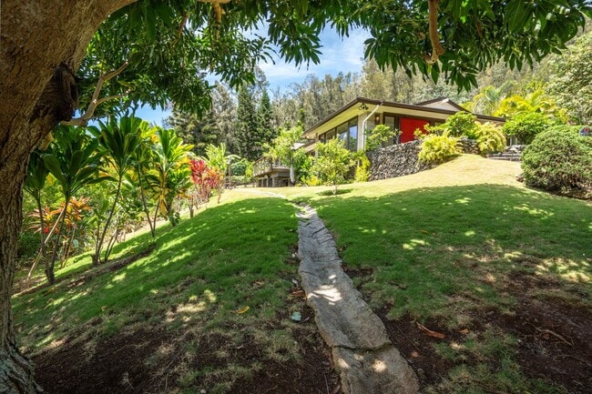Building Photo - Beautiful Custom Built Home in Wailuku Heights, 2 Bed/3 Bath with Flex Room, Magnificent Ocean/Mo...