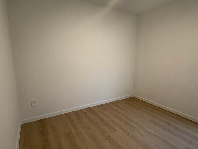 Building Photo - 523 Robin Ct