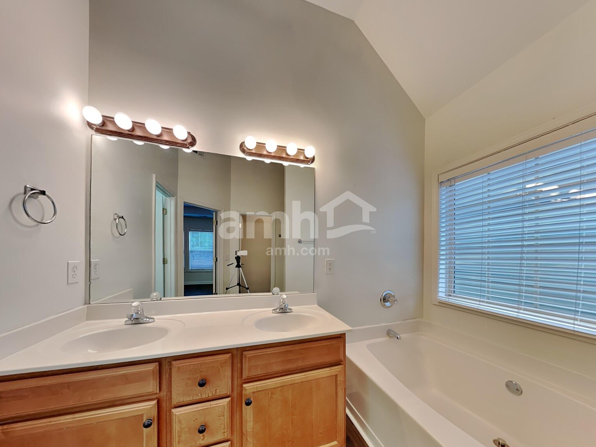 Building Photo - 308 Downing Creek Trl