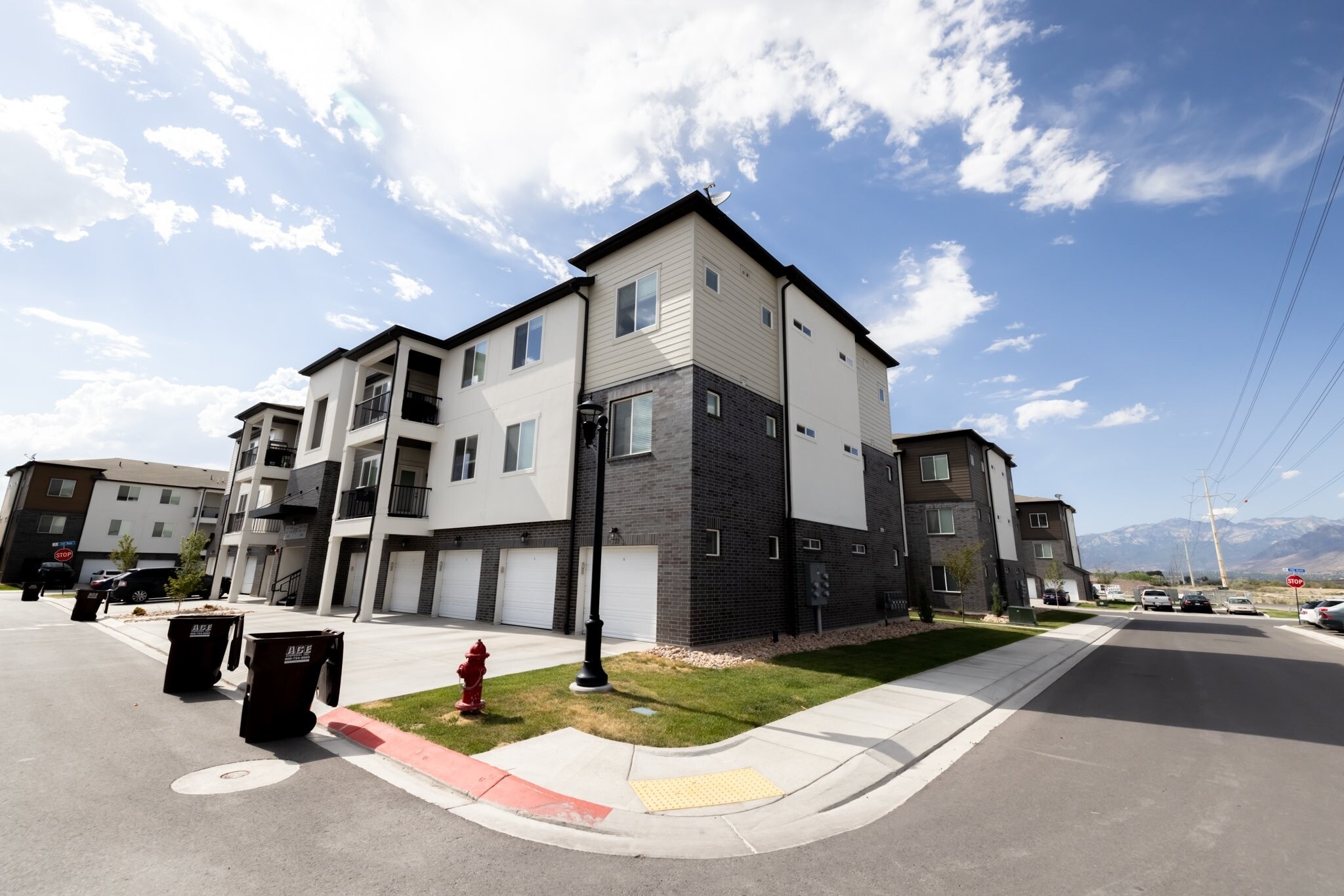 Building Photo - 348 750 N