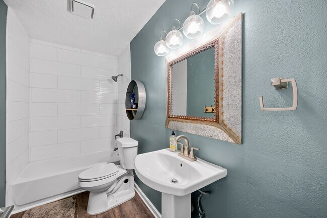 Building Photo - 446 Fantasy Ln