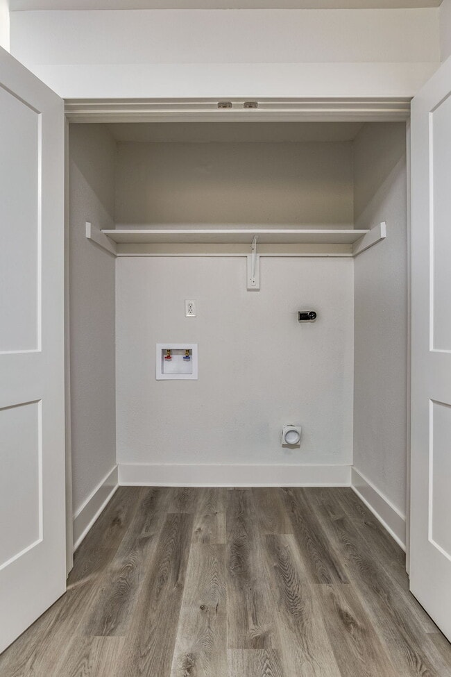 Building Photo - Welcome home to this beautifully updated 2-bedroom, 1-bath unit in a well-maintained triplex!