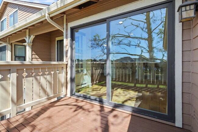 Building Photo - 198 Lakeshore Ct