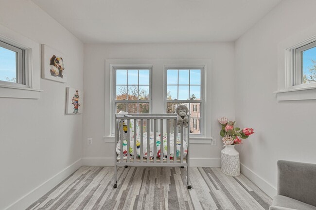 Building Photo - Spacious Fully Renovated Tudor Duplex w/ 3...