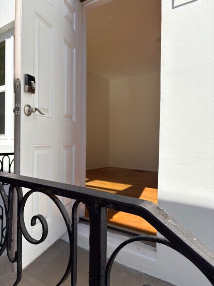 Building Photo - 306 14th Ave NE