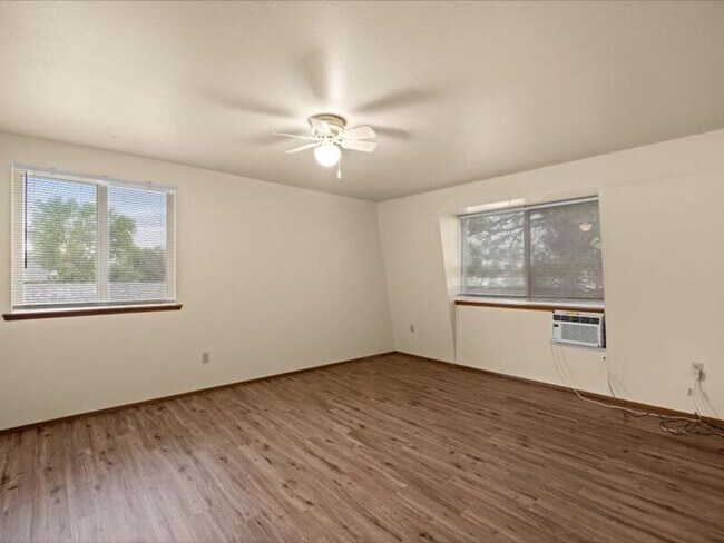 Building Photo - 400 S Morain St