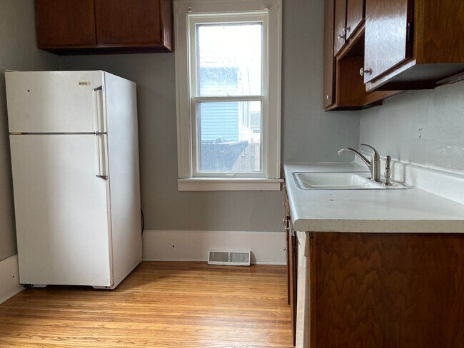 Building Photo - Charming 4 bedroom 2 bathroom House!