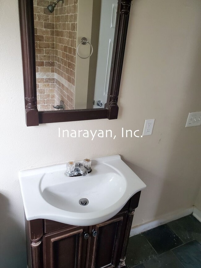 Building Photo - Cute 2/1 home with Florida room