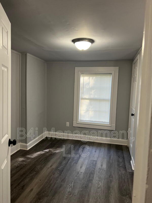 Building Photo - 1334 W Poplar St