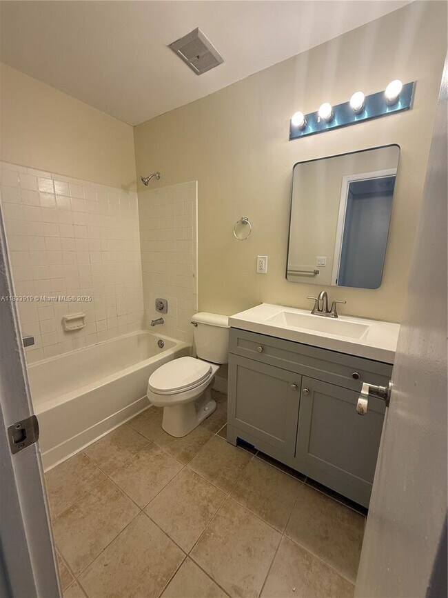 Building Photo - 1261 SW 46th Ave