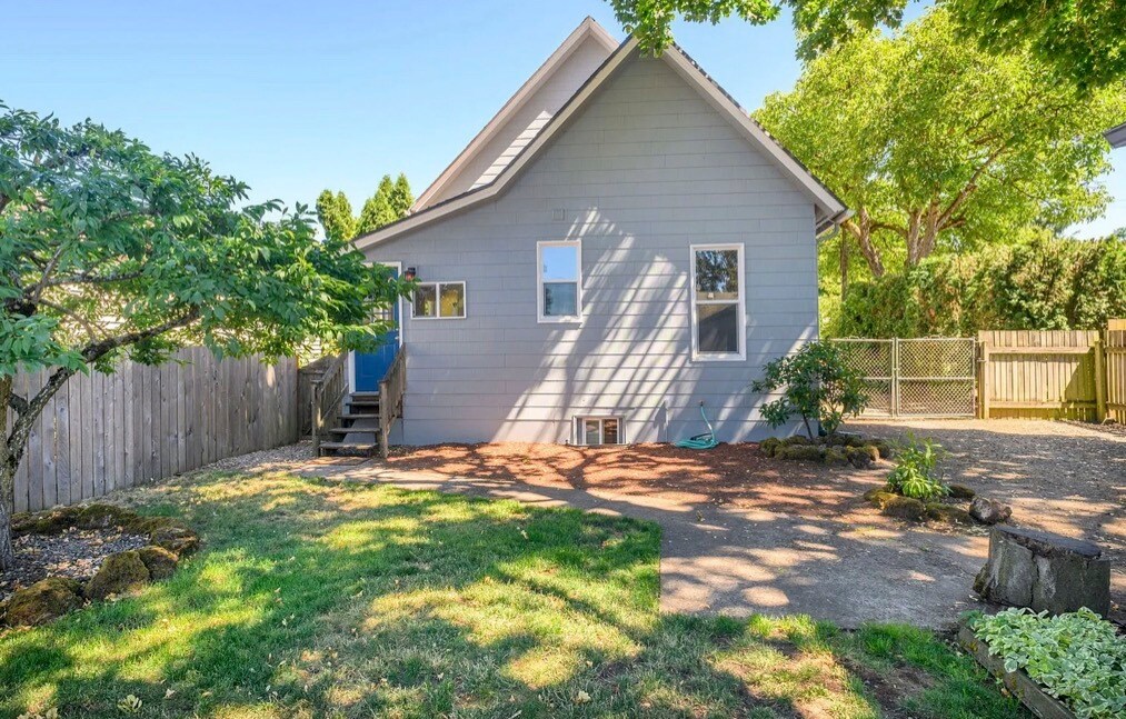 Building Photo - 7907 N Hereford Ave