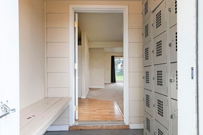 Building Photo - 2 Bed - 1 Bath - Pet Friendly