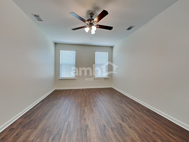 Building Photo - 391 Southwilde Way