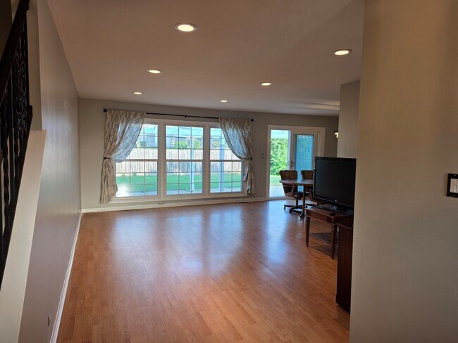Building Photo - 1719 W Lexington Dr