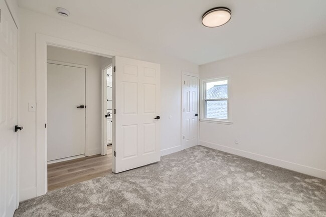 Building Photo - 2 bed/1 bath updated duplex