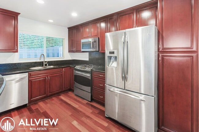 Building Photo - Beautifully Upgraded 2-Bed, 3-Bath Townhouse in Prime Westwood LA Area