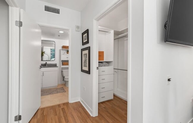 Building Photo - 425 W Beech St