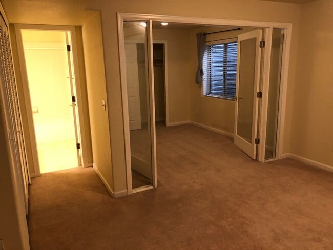 Building Photo - Bright and Open 3 Bed 3 Bath Townhome in Gated Peak View Villas