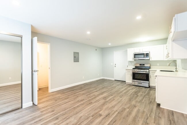 Interior Photo - 226 South Serrano