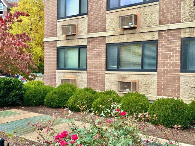 Building Photo - Spacious One Bedroom Condo In the Heart of Dupont - 17th/New Hampshire.