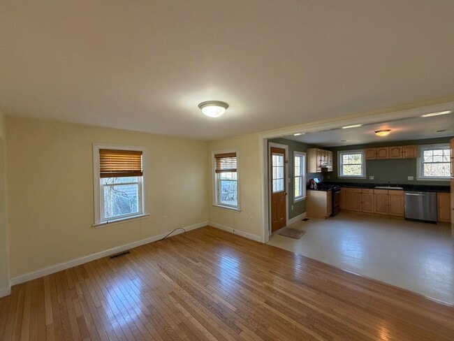 Building Photo - Move-In Ready Townhouse in North Billerica – Unbeatable Transit Access!