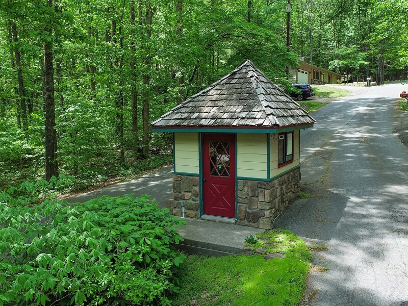 Building Photo - 2109 Dogwood Dr