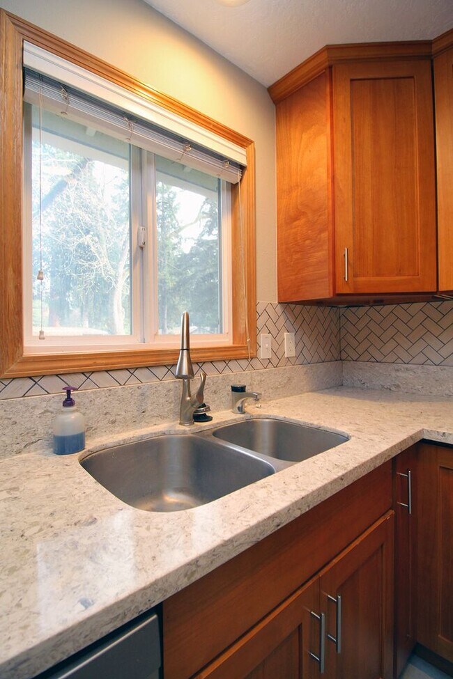 Building Photo - Gorgeous, Remodeled 3 Bed/2 Bath Mid-Century Ranch on Huge Lot – Lake Oswego!