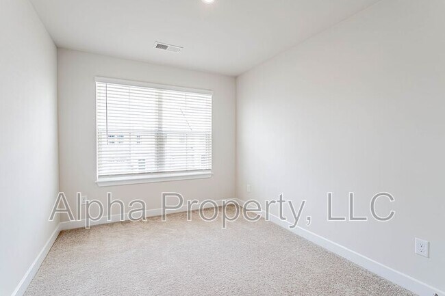 Building Photo - 127 Roseridge Dr
