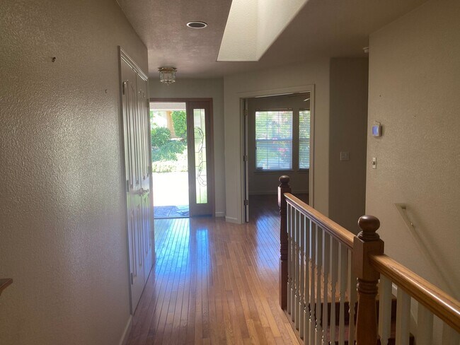 Building Photo - Beautiful Lakefront Home in the Vineyard! 55+ community