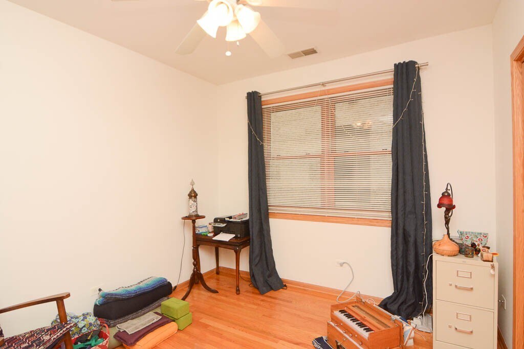 Building Photo - 934 W Leland Ave