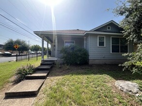 Building Photo - 4 Bed House - North of UT Campus