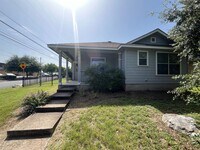 Building Photo - 4 Bed House - North of UT Campus