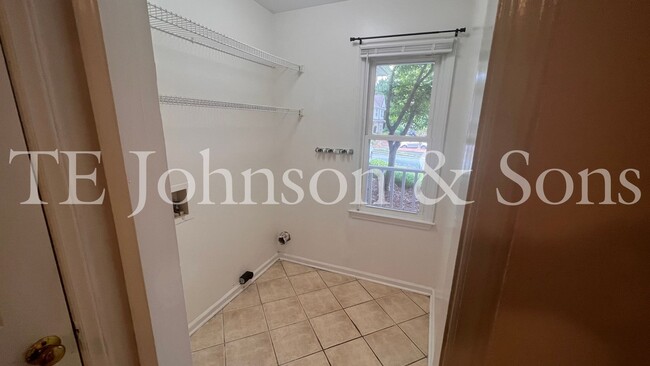 Building Photo - Deerfield Townhome Community 3 bed 3 baths