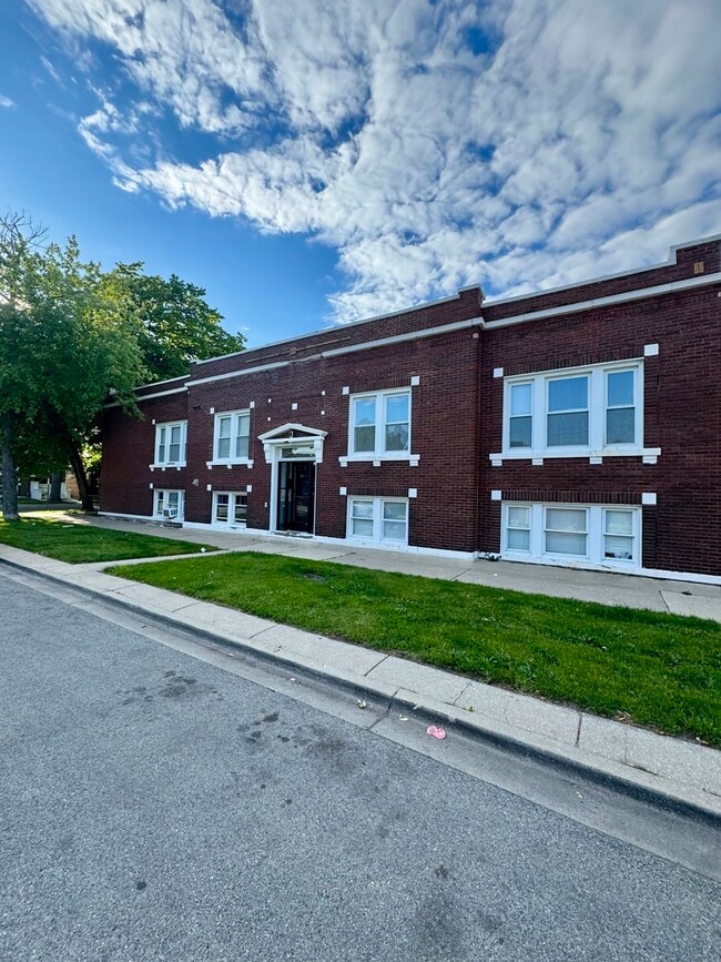 Building Photo - 2345 Cuyler Ave