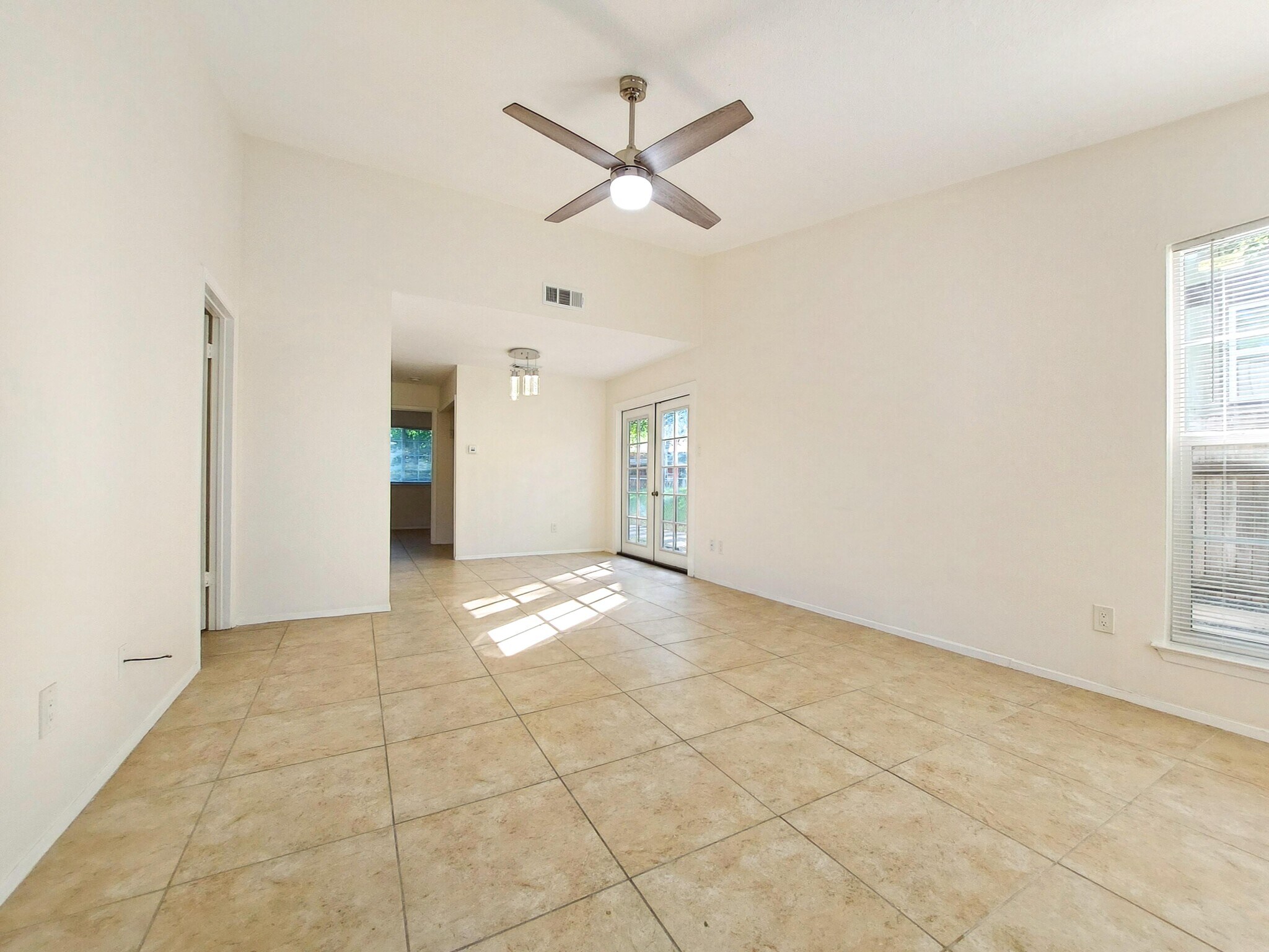 Building Photo - 111 Meteor Dr