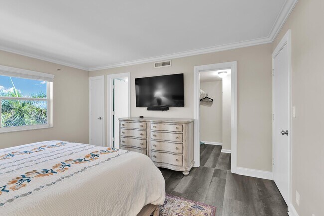Building Photo - 1169 Hillsboro Mile