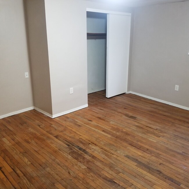 Building Photo - Conveniently Located 2 Bedroom Apartment i...