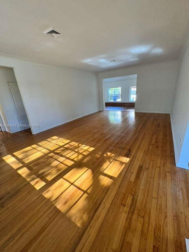 Building Photo - 4582 Royal Palm Ave