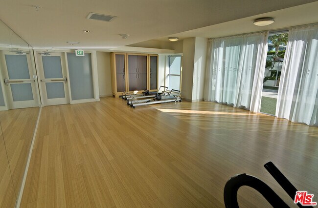 Building Photo - 13700 Marina Pointe Dr