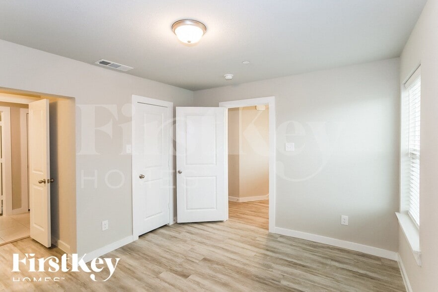 Building Photo - 327 Niki Dr